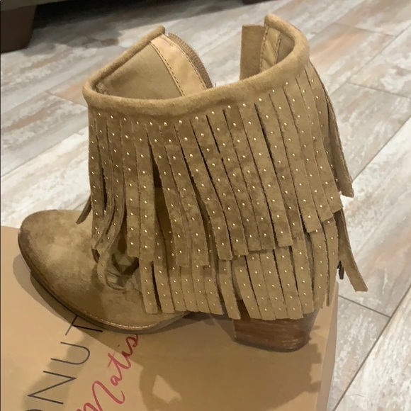 Boots - Picture 3 of 4